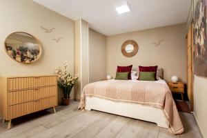 Łóżko lub łóżka w pokoju w obiekcie Tirso Loft en Madrid