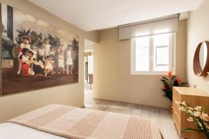 Łóżko lub łóżka w pokoju w obiekcie Tirso Loft en Madrid