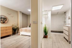 Łóżko lub łóżka w pokoju w obiekcie Tirso Loft en Madrid
