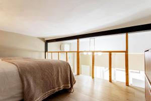 Łóżko lub łóżka w pokoju w obiekcie Tirso Loft en Madrid