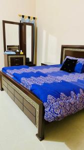 ein Bett mit blauer Decke in einem Schlafzimmer in der Unterkunft Hyderabad bungalow in Hyderabad