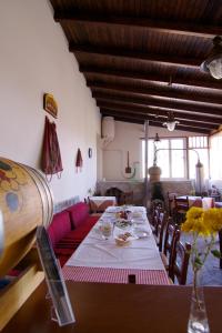 jadalnia z długim stołem i czerwonymi krzesłami w obiekcie Aposeti Villas w mieście Petrochori