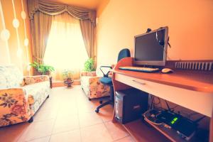 TV a/nebo společenská místnost v ubytování Hotel La Gaietta