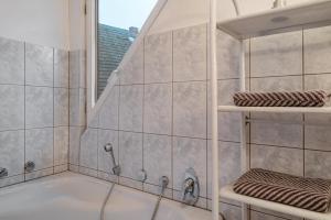 La salle de bains est pourvue d'une baignoire et d'une fenêtre. dans l'établissement ruhig gelegene Ferienwohnung, à Röbel 17 autres photos