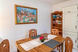 une salle à manger avec une table et des chaises en bois dans l'établissement ruhig gelegene Ferienwohnung, à Röbel