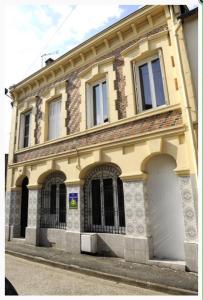 un gran edificio amarillo en el lateral de una calle en Chambre D'hôtes Anzi, en Arcis-sur-Aube