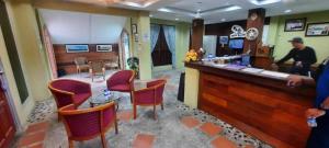 un bar in un ristorante con sedie e bancone di OYO Home 90745 Desa Balqis Beach Resort a Malacca