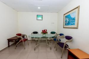 Гостиная зона в OYO 90893 Hotel 68 Kampung Lapan