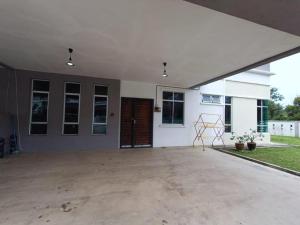 a large white garage with a large roof at Hotel O Penginapan Almera in Inanam +29 photos