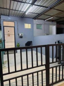 Кухня или мини-кухня в OYO Home 90978 Bq's Studio Homestay Bajet Alor Setar
