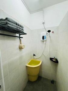 Ванная комната в OYO Home 90978 Bq's Studio Homestay Bajet Alor Setar