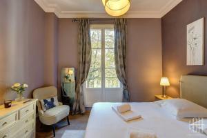 une chambre avec un lit, un bureau et une fenêtre dans l'établissement Appartement familial 2 chambres, 2 salles de bains, à Tours