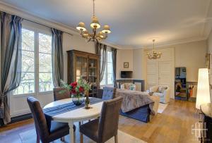 un salon avec une table et un canapé dans l'établissement Appartement familial 2 chambres, 2 salles de bains, à Tours