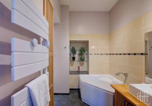 une salle de bain avec une baignoire blanche et un lavabo dans l'établissement Appartement familial 2 chambres, 2 salles de bains, à Tours 26 autres photos