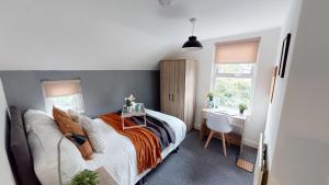 En eller flere senge i et værelse på Magnificent 6-Bedroom Queen House in Beeston Awaits You!