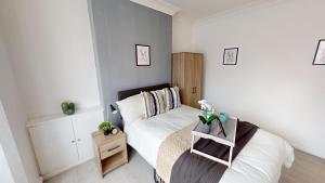 En eller flere senge i et værelse på Magnificent 6-Bedroom Queen House in Beeston Awaits You!