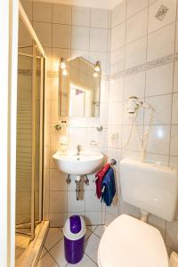Koupelna v ubytování Gästehaus Strieth + 20 fotografií