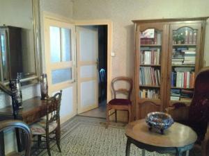 a living room with a desk and a table and a room with a book shelf at Maison conviviale avec jardin à Vauban, 4 chambres in Vauban