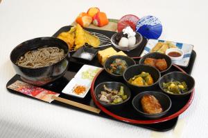 a tray of food with noodles and other foods at ホテルベルファス in Koriyama