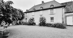 a black and white photo of a large house at Maison conviviale avec jardin à Vauban, 4 chambres in Vauban