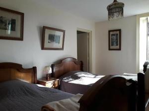 a bedroom with two beds and a window at Maison conviviale avec jardin à Vauban, 4 chambres in Vauban
