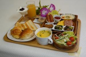 a tray with a plate of food and a cup of coffee at ホテルベルファス in Koriyama