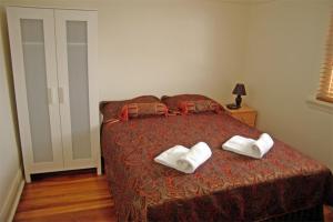 En eller flere senge i et værelse på Kogarah 3 bedroom house