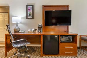 Gallery image of Comfort Suites Phoenix Airport in Tempe +20 photos