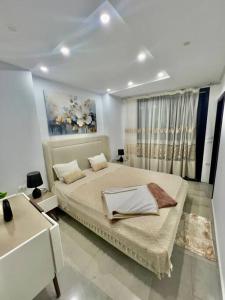 a bedroom with a large bed in a room at Attrayant et unique in Mahdia