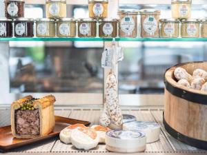 Makanan di atau berdekatan hotel