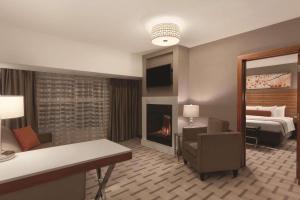 Postel nebo postele na pokoji v ubytování Radisson Hotel & Conference Centre Calgary Airport