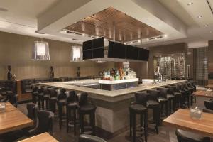 Lounge nebo bar v ubytování Radisson Hotel & Conference Centre Calgary Airport