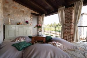 Villa Lathyrus San Lorenzo في Sveti Lovreč Pazenatički: غرفة بثلاث وسائد كبيرة على شرفة +39 صورة