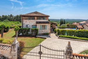 Villa Lathyrus San Lorenzo في Sveti Lovreč Pazenatički: منزل كبير أمامه سور