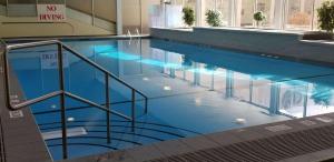 Bazén v ubytování Radisson Hotel Sudbury nebo v jeho okolí