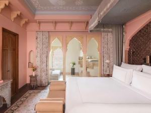 Raffles Jaipur客房内的一张或多张床位