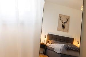 une chambre avec un lit et un miroir dans l'établissement Vintage Apartment 1 am Kurpark von Bad Ems, à Bad Ems 4 autres photos