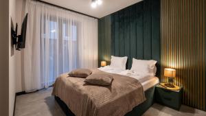 Un dormitorio con una cama y una ventana grande. en Ostoja Beskidy, Sun & Snow, en Szczyrk