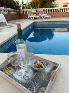 Nápoje v ubytovaní Casa Anhelando Andalucia - Een 8p villa met verwarmd zwembad op een heuveltop met magnifiek uitzicht, waaronder zeezicht, nabij dorp en strand
