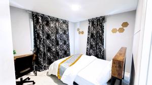 Una cama o camas en una habitación de Deluxe Joy