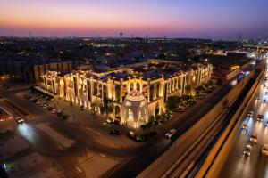 利雅德Madareem Hotel的夜间从空中欣赏大楼的景色