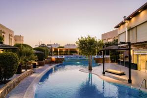 Bazén v ubytování Madareem Hotel nebo v jeho okolí