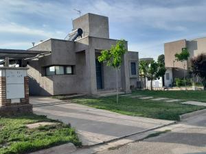 een huis op een straat met een weg bij Casa El Almendro-Barrio Privado - Para 2 personas in Ciudad Lujan de Cuyo