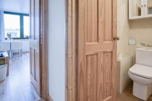 Ένα μπάνιο στο Harbour Hideaway - 1 Bedroom Apartment - Saundersfoot