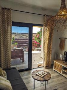ラハレスにあるCasa Cocoon, Sun&Freedom, 8 mn from beaches, internet fiberのリビングルーム(パティオに面したドア付)