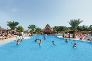 Piscina di Hotel Riu Funana - All Inclusive o nelle vicinanze