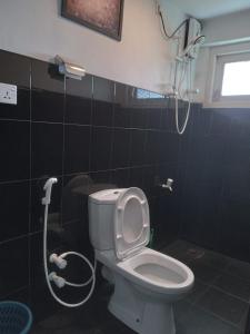 Bilik mandi di The Farm House Nuwaraeliya