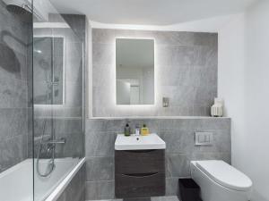 ein Badezimmer mit Toilette, Waschbecken und Dusche in der Unterkunft Modern 2 bedroom Apartment in Belfast in Belfast