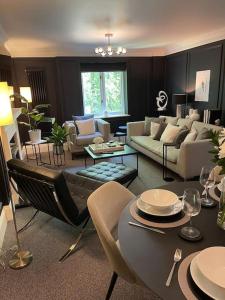 Χώρος καθιστικού στο Luxury Duplex Apartment Edwalton