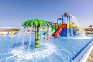 Piscina di Hotel Riu Funana - All Inclusive o nelle vicinanze